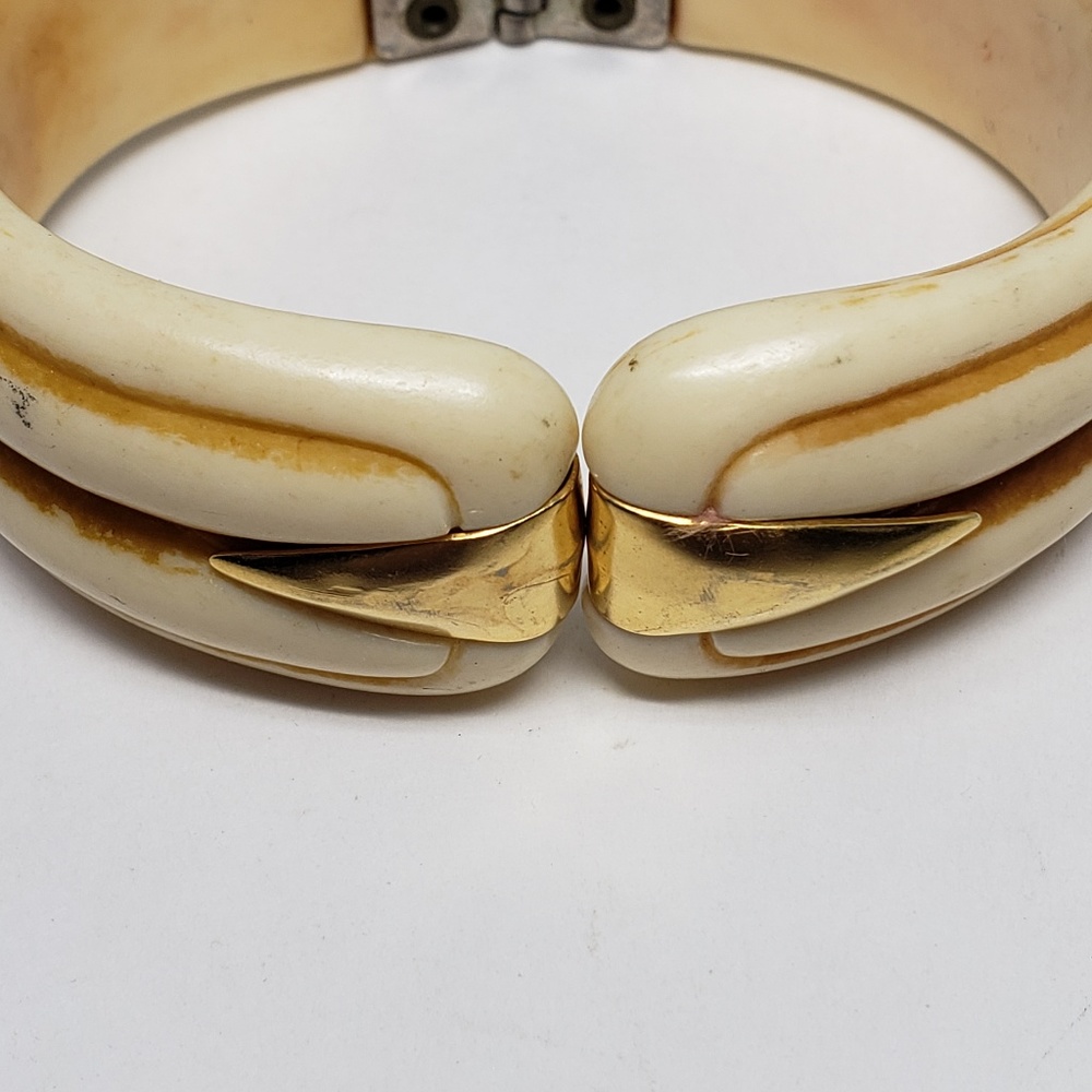 Bracelet Cream Color & Gold Tone Metal